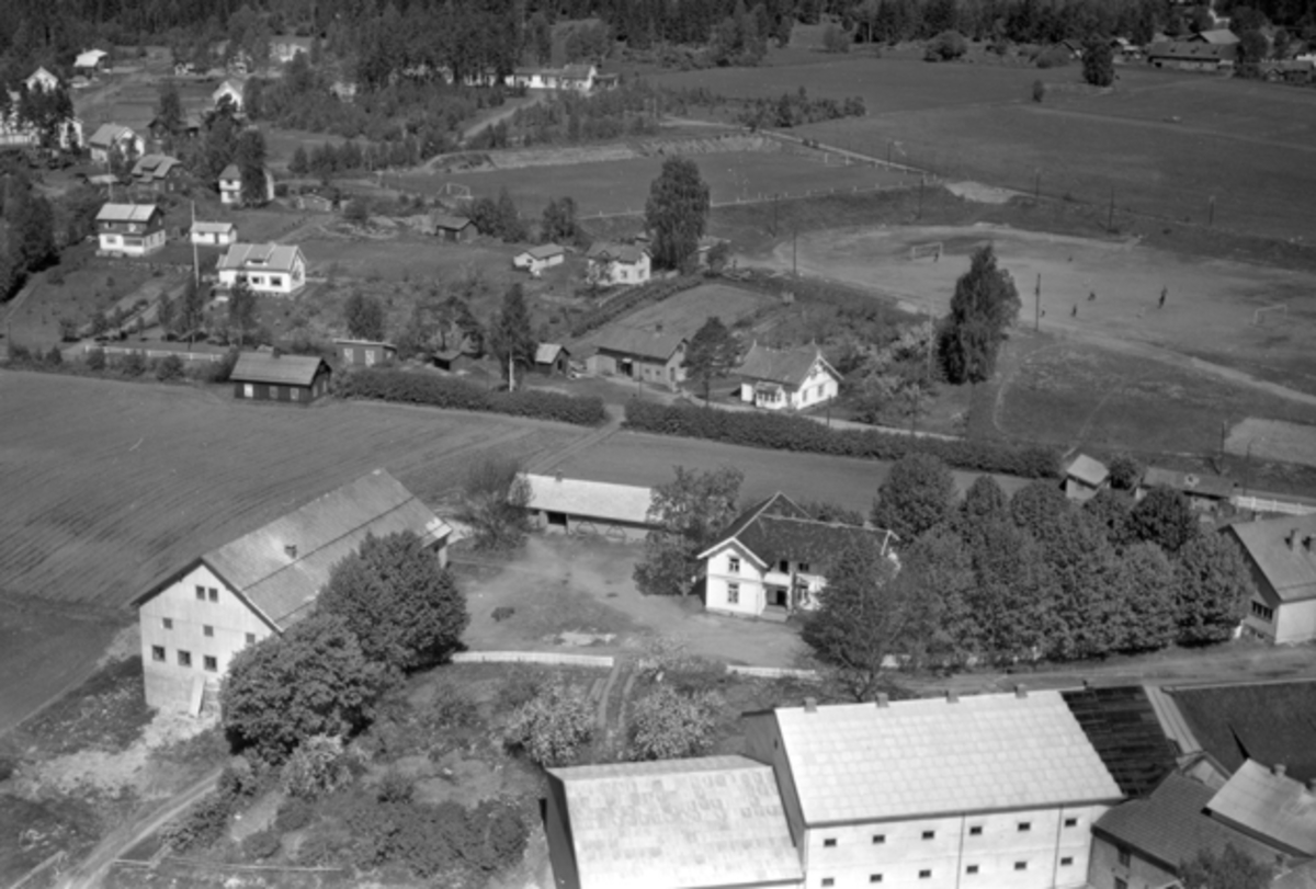 Flyfoto av Strand Brenneri, idrettsplassen, Moelv, Ringsaker. Strand brænderi,