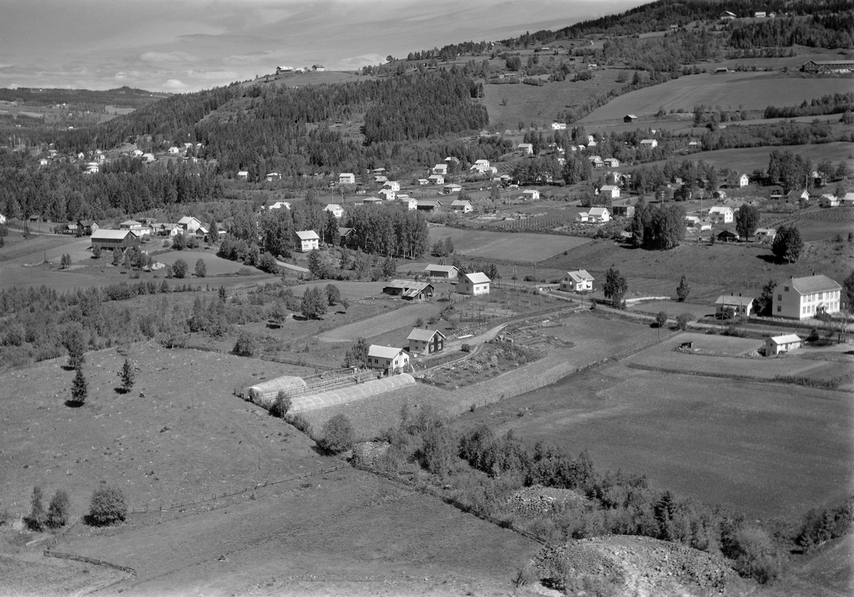 Flyfoto av Ingvoldstad gartneri, Mørkved skole, Kongsvegen i Brumunddal.