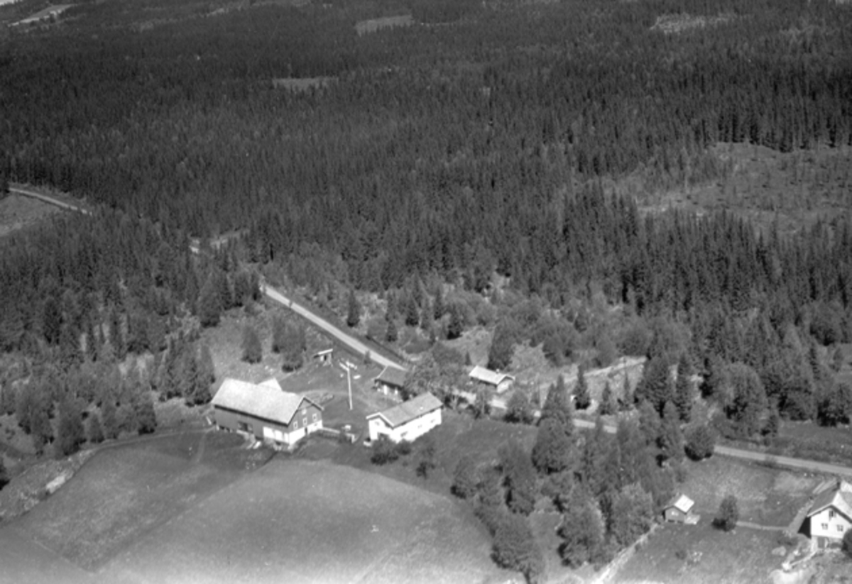 Flyfoto av ukjent gardsbruk, Brumunddal.