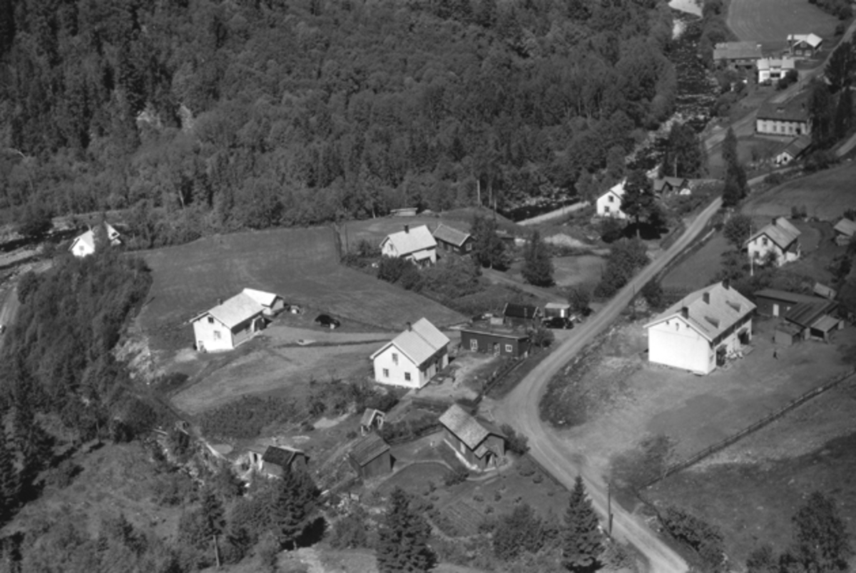 Flyfoto av bebyggelse i Djupdalen ved Prestseter gard, Brumunddal.