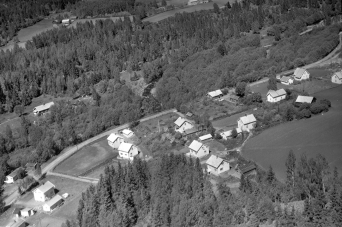 Flyfoto av bebyggelse i Djupdalen, Mausetvegen, Brumunddal.