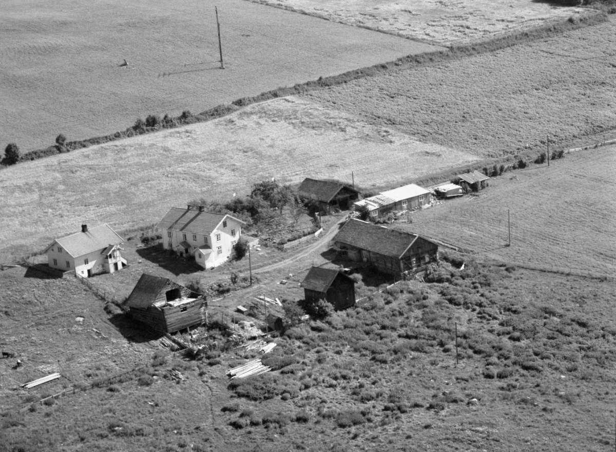 Flyfoto, Ringsaker, Ring, Åstad, "gamlegarden", alt er er revet, kun huset til venstre står i dag (2022)