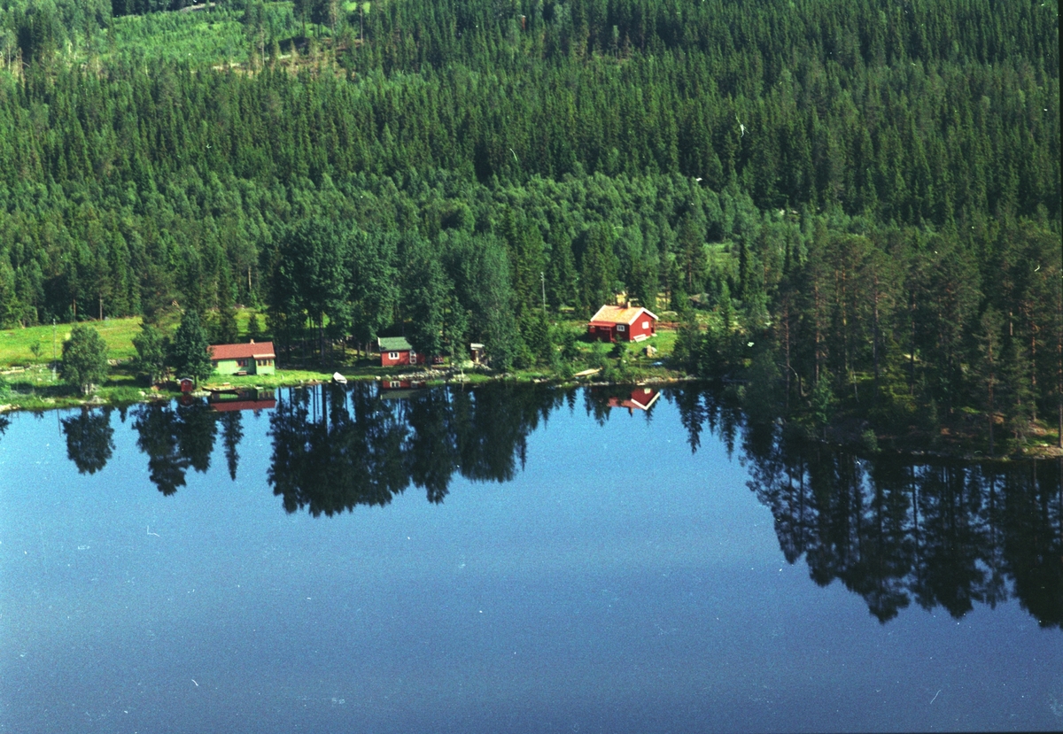 Flyfoto, hytter ved Nord-Mesna, Mesnalia, Ringsaker.