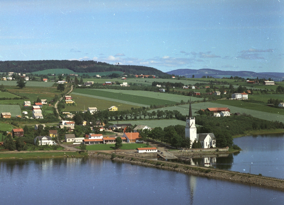 Flyfoto av Tingnes med bebyggelse, Nes Kirke, Nes, Hedmark.