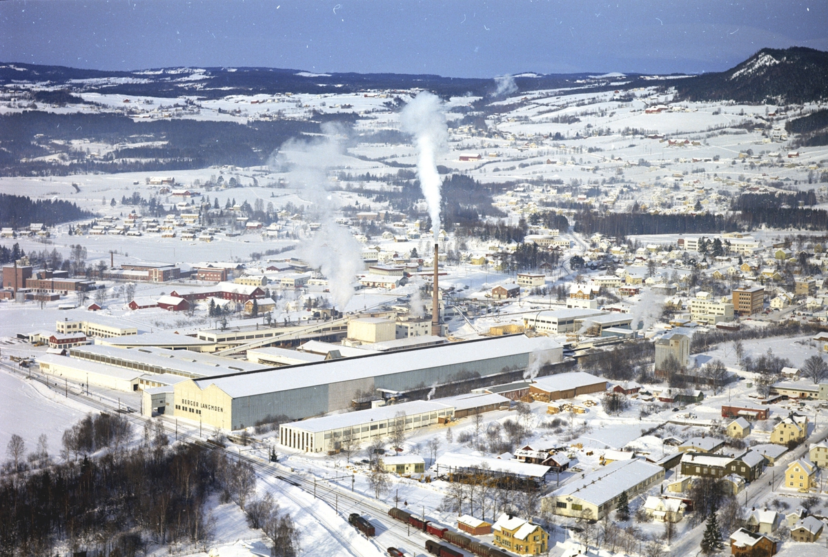 Flyfoto, Berger Langmoen A/S, Brumunddal, Ringsaker.