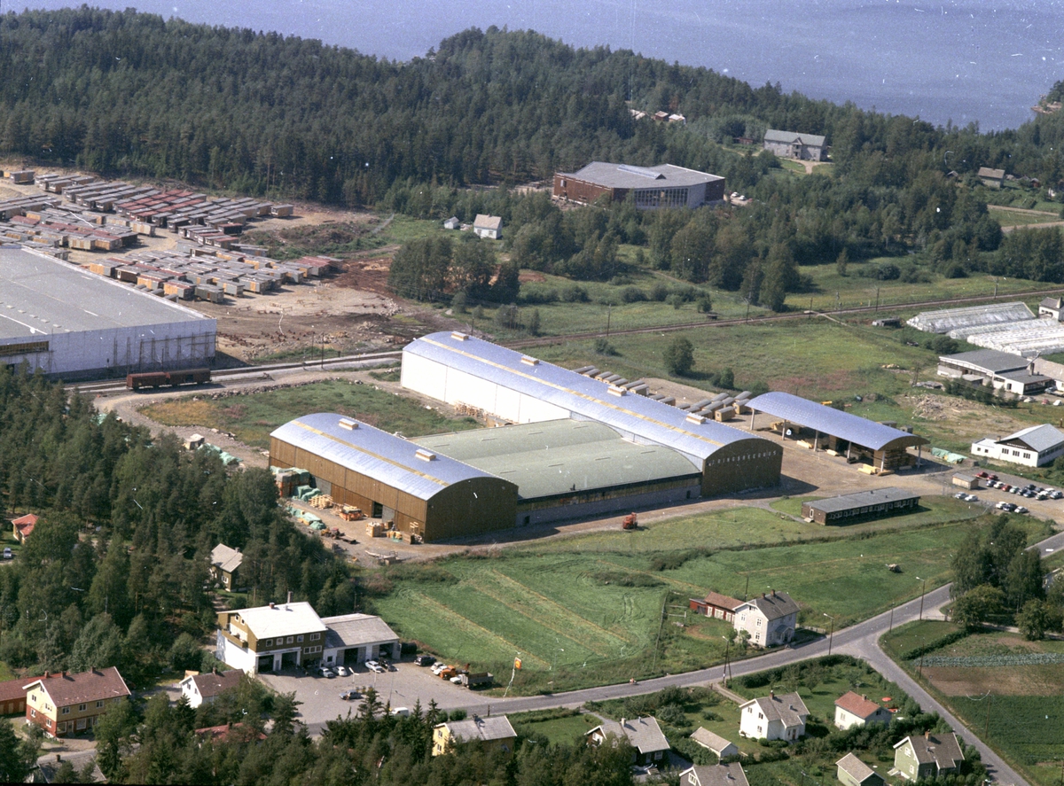 Flyfoto, Ringsakerhus, Moelv, Ringsaker. Huset midt i bildet foran fabrikken: Nyvold-Mo II 378/126 i Storgata 82