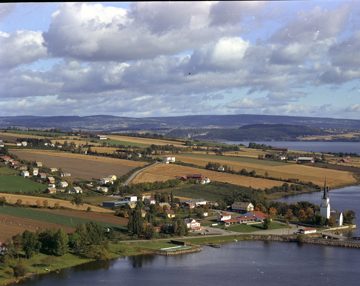 Flyfoto, Tingnes, kafe, Nes kirke, basseng, boliger, Mjøsa, brygge, Nes, Hedmark.