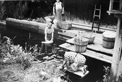 Vasking av klær foran K.Kolloens vaskehus på Finsdal, Brumun