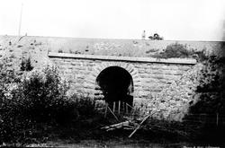 Jernbaneutbygging. Bru over over elv, kulvert ved Skandsen e
