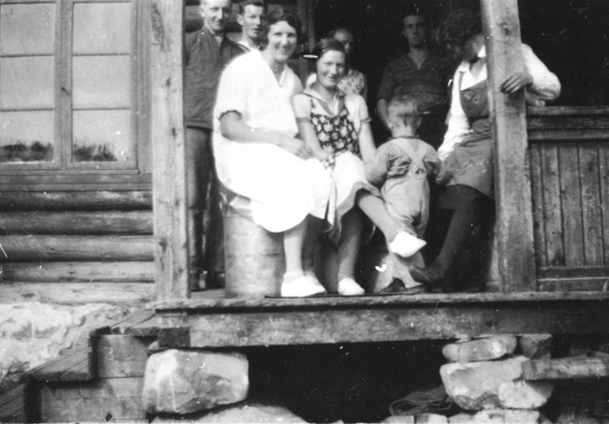 Sigurd Hovland, Johannes Haug. Bak er sveiser Kåre Fårårsveen, maskinist Trygve Vesteraas. Foran er Petra Hagen, Gudrun Hovland, Sverre Hovland, Anne Kjøs. Olshølen seter i Åstadalen der Mellom-Kise hadde seter allerede i 1669.