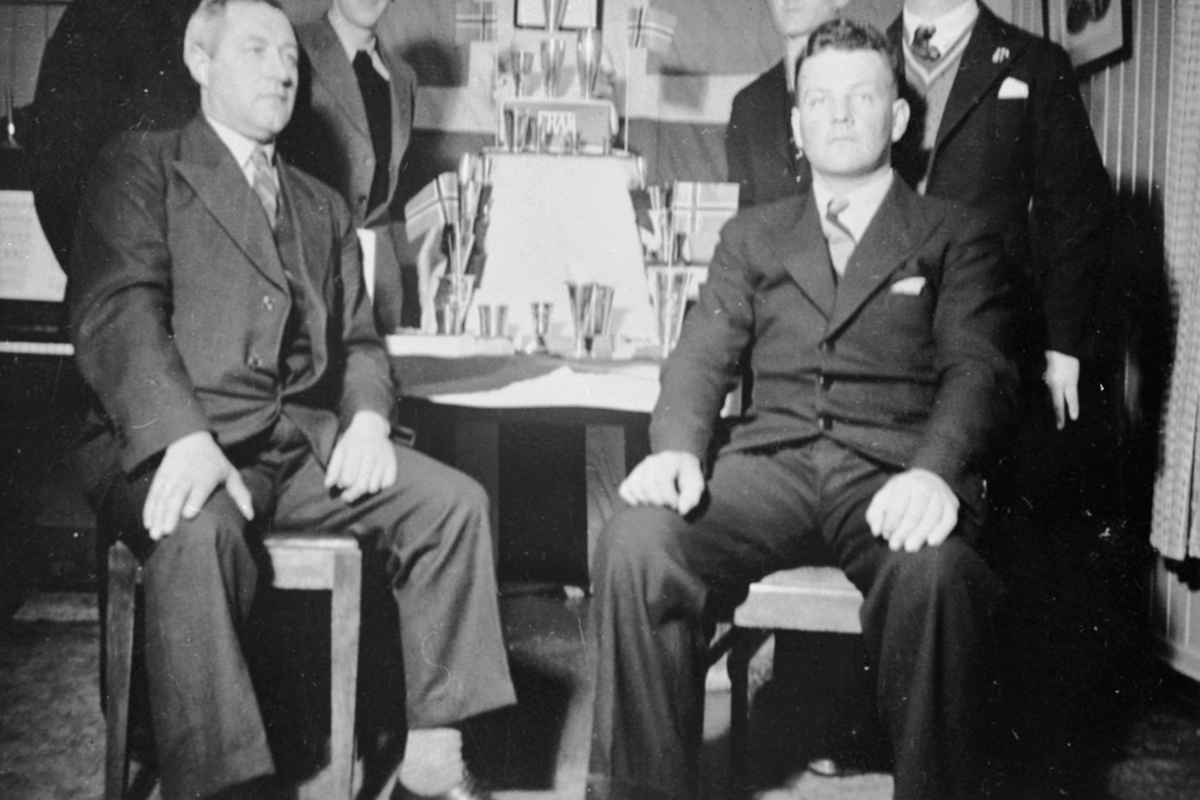 Idrettsutøvere med pokaler, 50-års jubileum, Brumunddal Idrettslag, skigruppa.