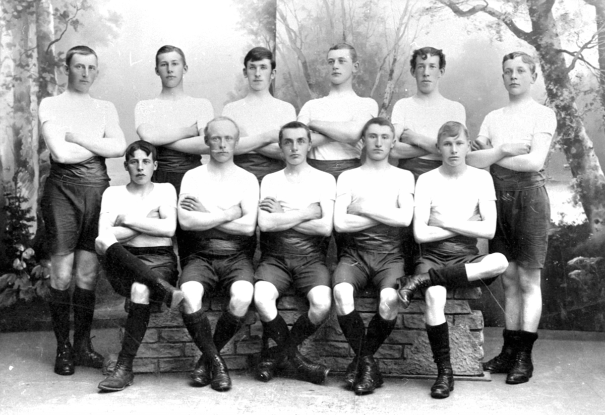 Fram fotballag 1907, Brumunddal. Foran f. v. Hans Bakke, telegrafist Borgen, handelsbetjent Jensen, Ole Myhr og Ole Sandberg. Bak f. v. Hans Ødegaarden, Sverre Maurud, Syverin Gustavsen, Johannes Lundby, Aksel Andersen og Knut Lundby