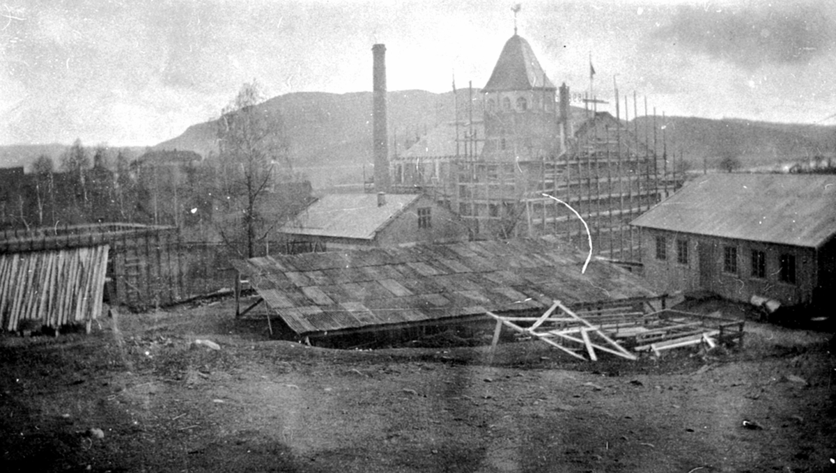 Oppbygging av Helmer Husebys meieri etter brannen i 1922. Brumunddal.