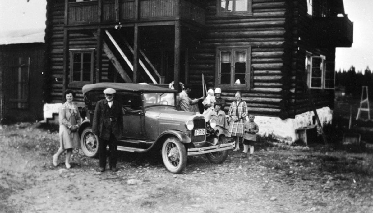 Familien Huseby foran Olshølen setermeieri, Åstadalen. Bil, D-3210, Ford A 1928-29 Phaeton.