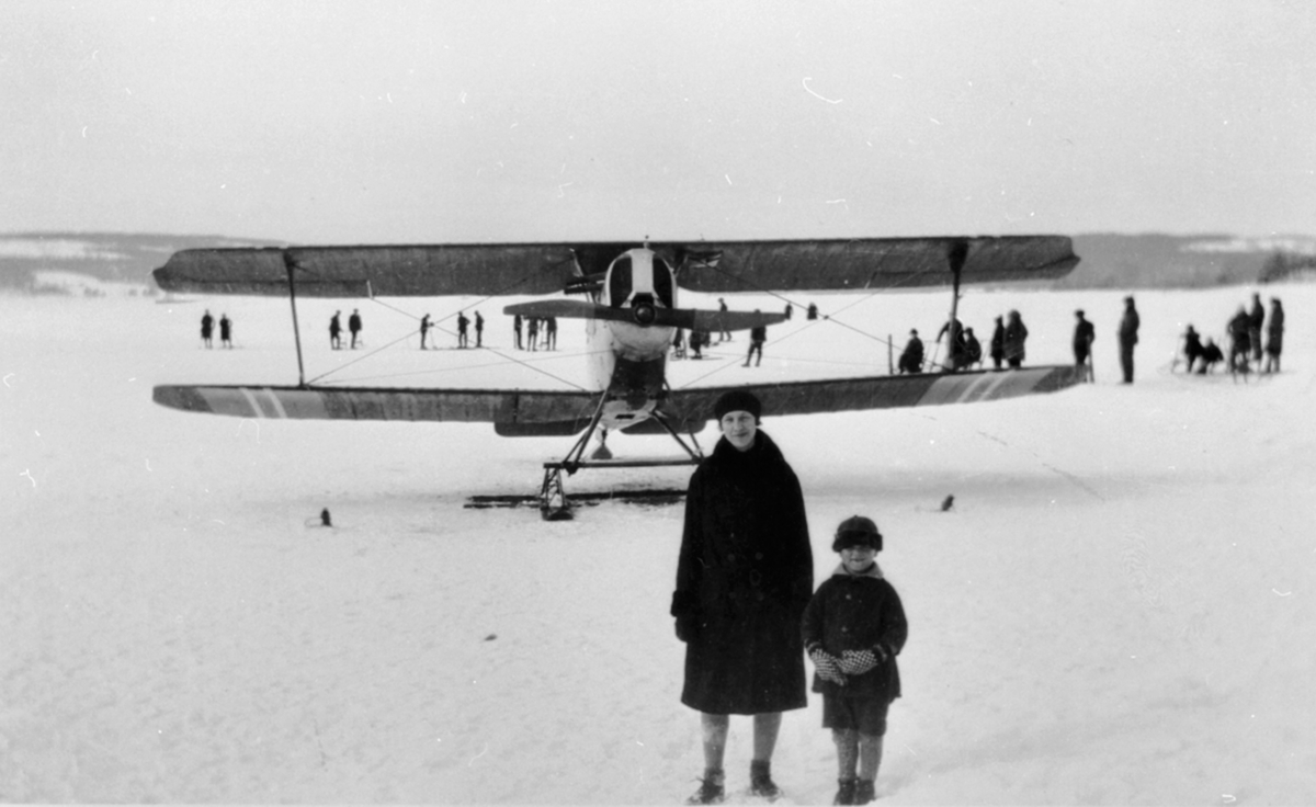 Flymaskin har landet på Mjøsisen ved Brumunddal, dobbeldekker, Flyet er en F. F. 7 Hauk. fra Hannoversche Waggonfabrik CL.V.