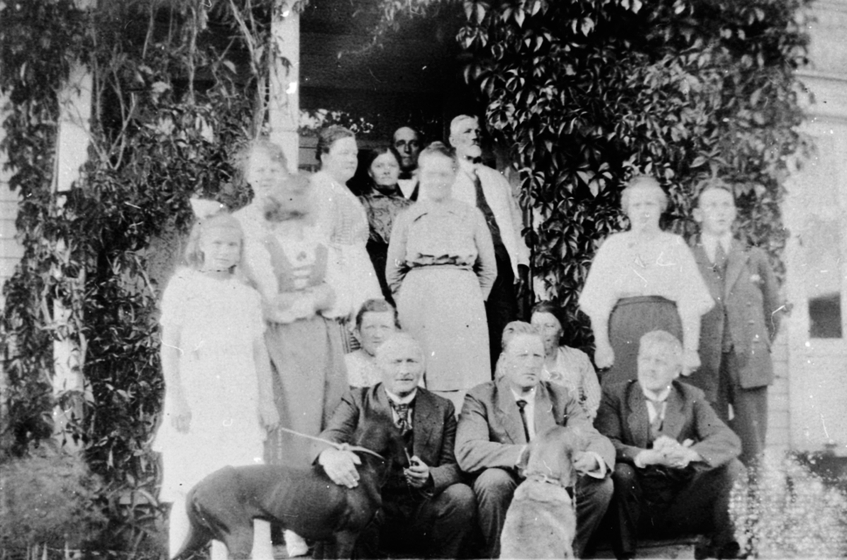 Konfirmasjon til Halgerd Mæhlum f.1908 (gift Alfstad), Nygata 3, Brumunddal.