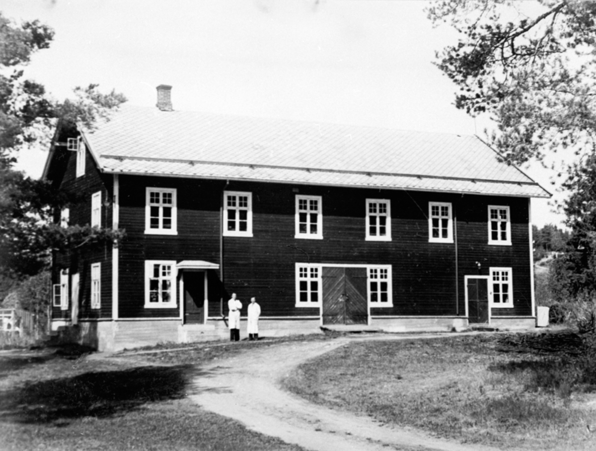 Eksteriør, Brumunddal konfeksjonsfabrikk, A/S Ajak fabrikker, fra venstre er Arne Brustad, Arthur S. Andersen.