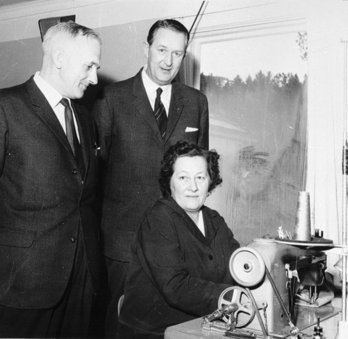 25-års jubileum ved Ajak fabrikker, Brumunddal, i 1964. Fra venstre er ordfører Peder Esbjørnsen, Arne Brustad, syerske karen Hestsveen.