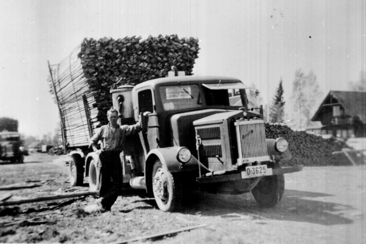 Plankelass på lastebil, D-3625, Tsjekkisk tatra med gassgenerator, sjåfør er Kristian Kristiansen, Berger Langmoen A/S, Brumunddal.