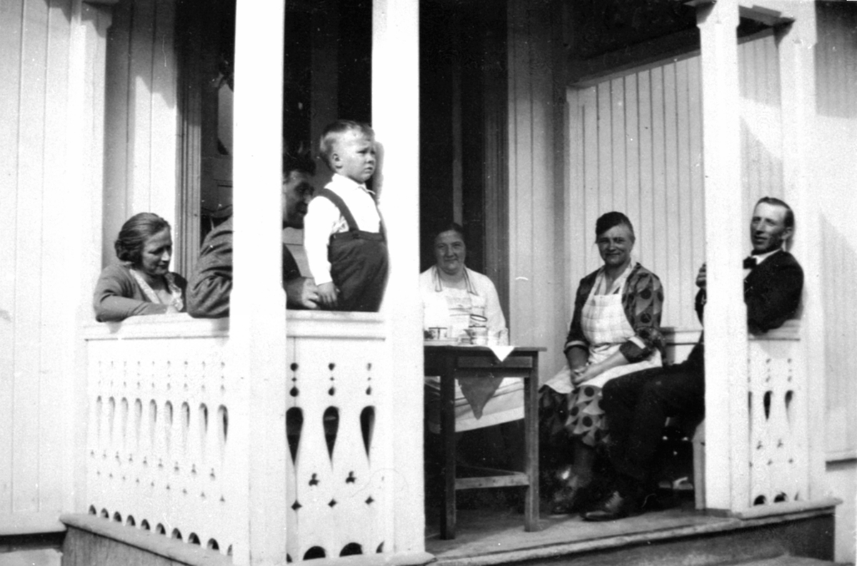 Brumunddal Brenneri, veranda, sveitserstil, gruppe 6, voksne og barn, gutten er Ola Jemtland, Nr. 3 f.h. Eline Sylvia Iversdatter, gift med Einar Jemtland nr. 1 f.h.