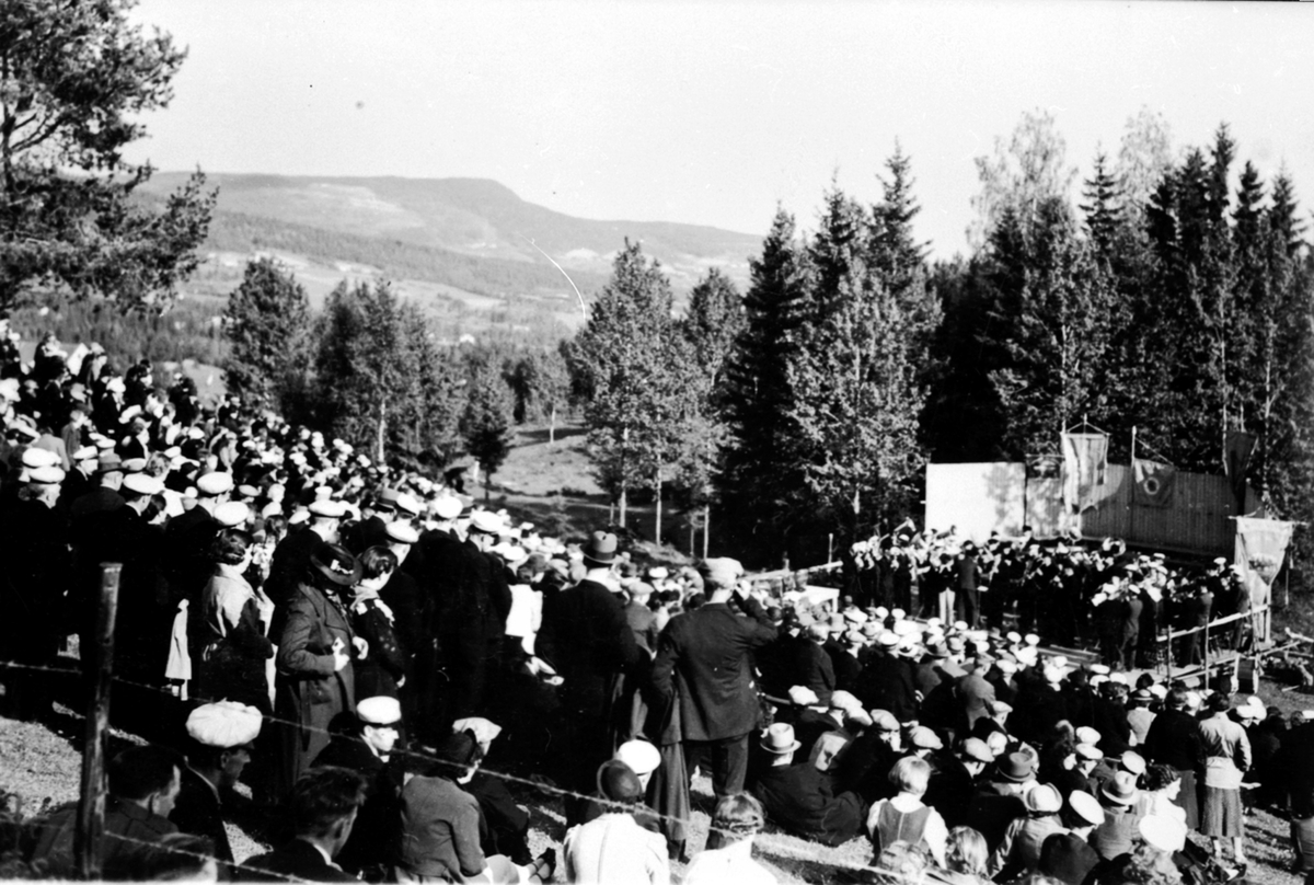 Sang og musikkstevne utendørs, mye folk, korps, Kaasengen, Veldre, Ringsaker.