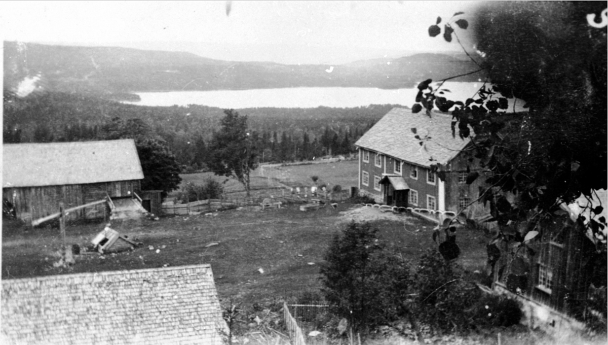 Låve og våningshus på Øveråsen gård, Åsmarka, Ringsaker. Den gamle bebyggelsen.