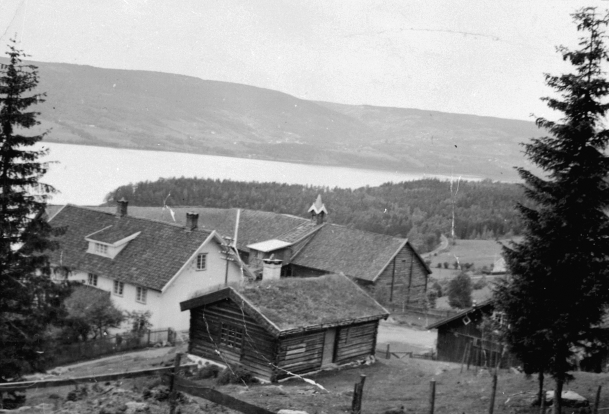 Gardstunet på Freng nordre, husmannsplassen Sjåheim i forgrunnen ble flytte ned til gården i 1929. Brøttum prestegård fra 1937.
