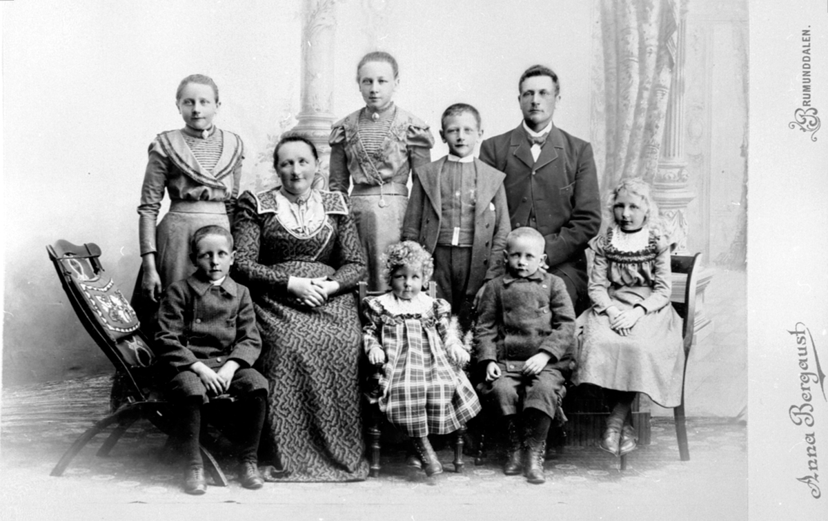 Familien Lundby, foran venstre er Knut f.1891, mor Karoline f født Gaalaas, Signe f.1895 gift Ilseng, Einar f.1894, Kristine f.1890, bak venstre er Oline f.1885, Mina f.1884, Johannes f.1888, Even Lundby f.1856, Buttekvern, Brumunddal.
