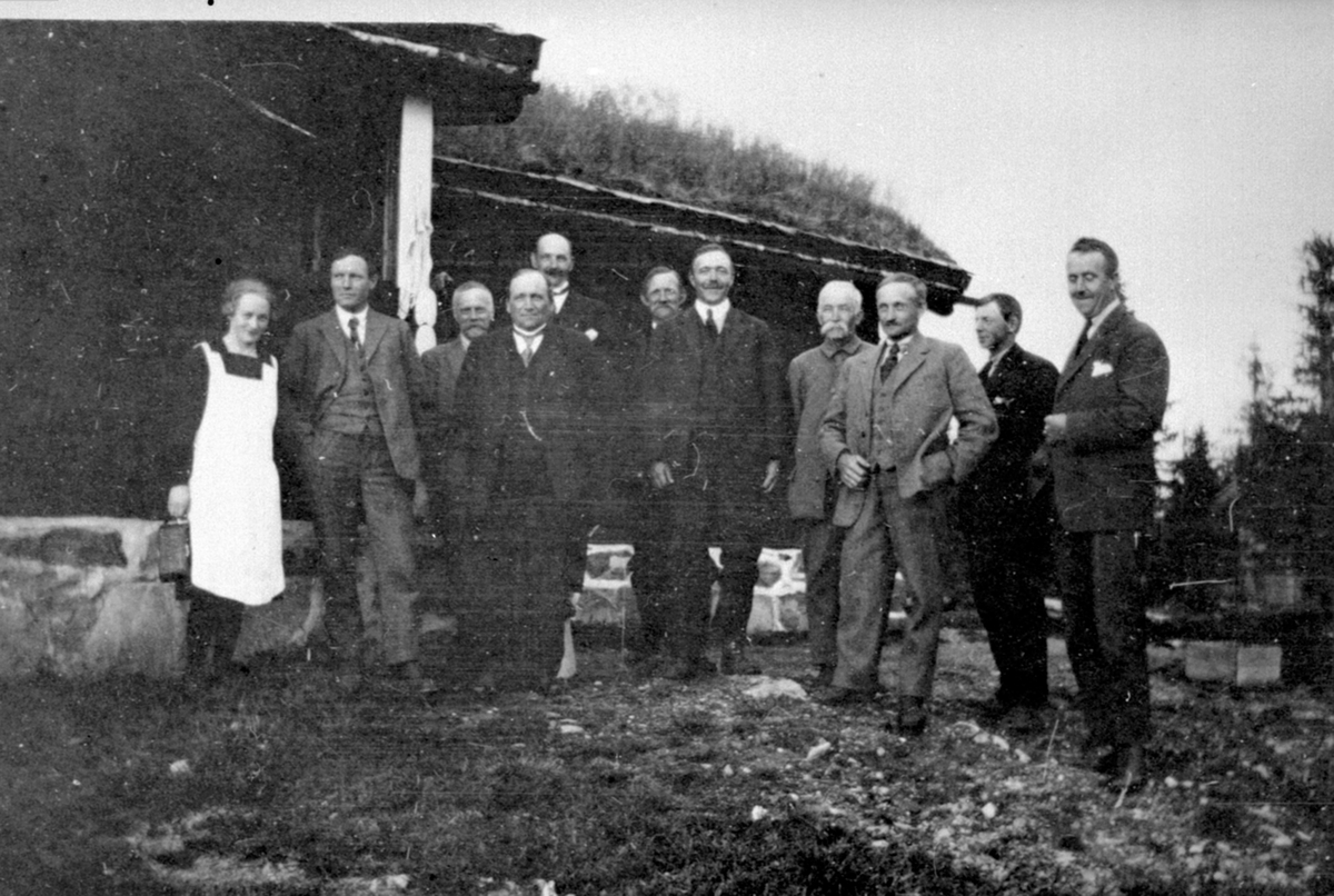 Almenningsbefaring, foran størhus. Fra venstre 2 er Johannes Herberg, 3 Jørgen Øhre, 4 Karl Røhrsveen, 7 Halvor Røhr, 9 Even Torud, 10 Iver Heramb, 11 Ole Samsahl.