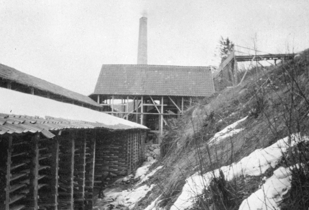 Eksteriør. Tørkehusene og kalkmølla ved Sendstad teglverk, Nes, Hedmark.