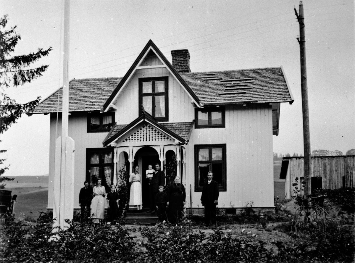 Eksteriør, Haugli ved Eriksrud, Åshøgdavegen. Familien Haugli. Fra venstre er Johan, Olava, Magna, Karen, Lars, Magne, Johanne og Anders.