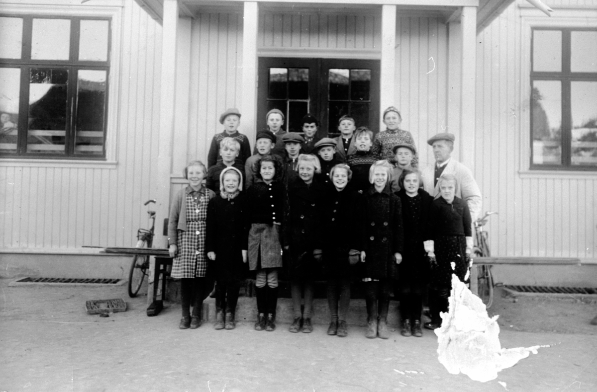 Elever og lærer ved Kirkekretsen skole, Byflaten, Veldre, Ringsaker. Foran fra venstre er ukjent, Kari Lillevold, Gunvor Ingvaldsen, Marie Storlien, Myrtel Haugen, Sigrid Opsal, Ruth Elverhøy, Marie Elverhøy. I midten er Jarle Knutsen, ukjent, Jørgen Johansen, Lagmannsveen, ukjent, lærer Aasen. Bak er Olav Lagmannsveen, Even Lierstuen, Nikolai Bøhmer, ukjent, Odd Aarskog.