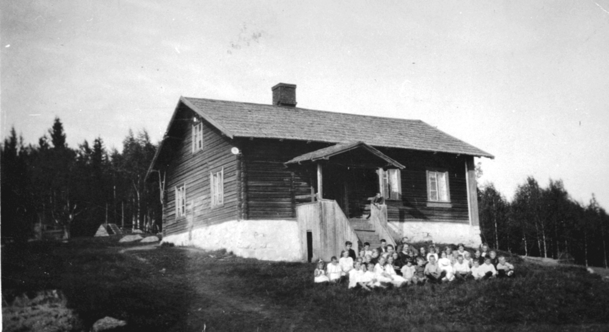 Hovelstuen, Ringsaker. Stor gruppe fra barnemisjonen foran huset.