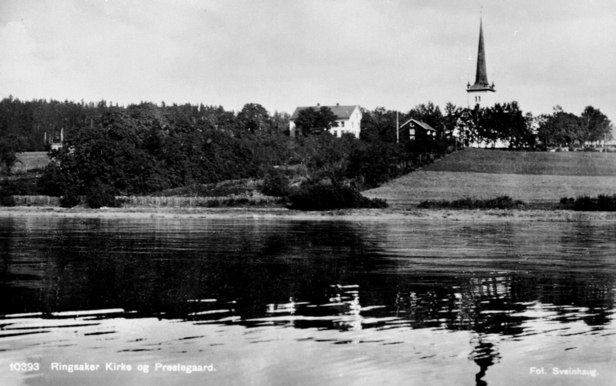 Ringsaker kirke og prestegård. Tatt fra båt på Mjøsa.