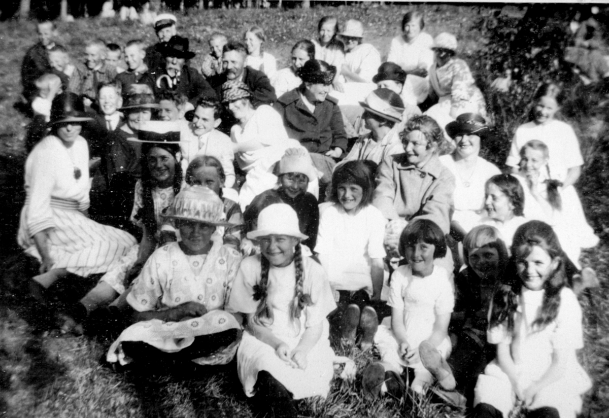 Ansatte på Toftes Gave med familie på St. Hansfeiring. Hovinsholmen, Helgøya.