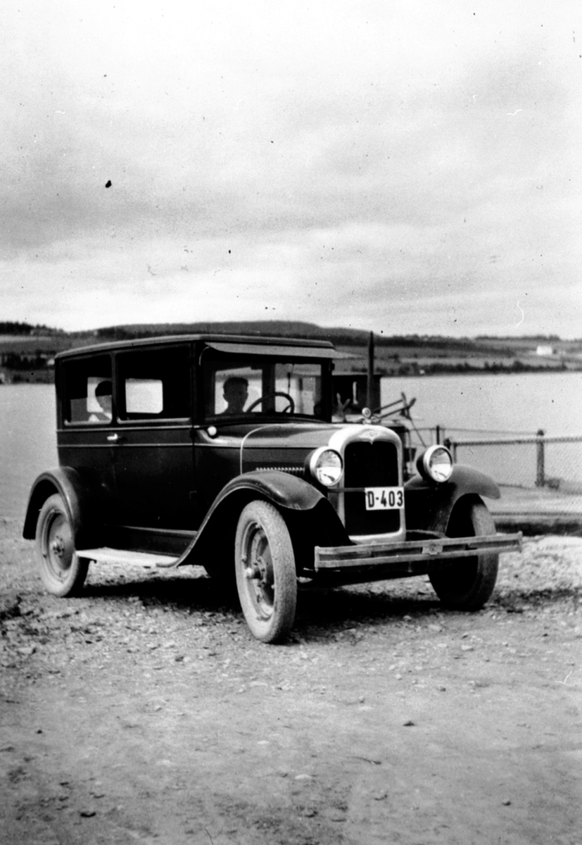 Bilen til landhandler Johan Grønnerud (1884-1957). En Chevrolet 1927 modell med regnummer D-403. Her på Sundsbrygga.