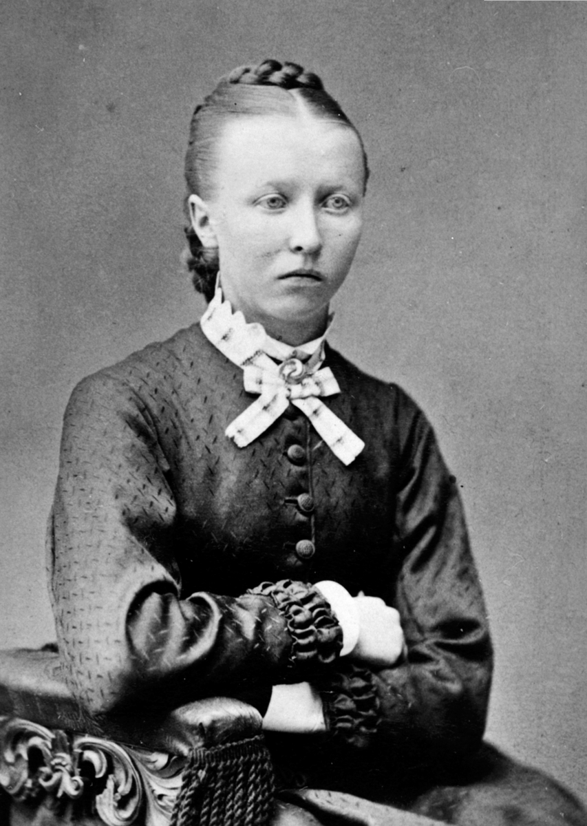 Portrett av Sina Olavsen f.1857, gift med lærer ved Fredheim skole, Ringsaker, Nils Olavsen.