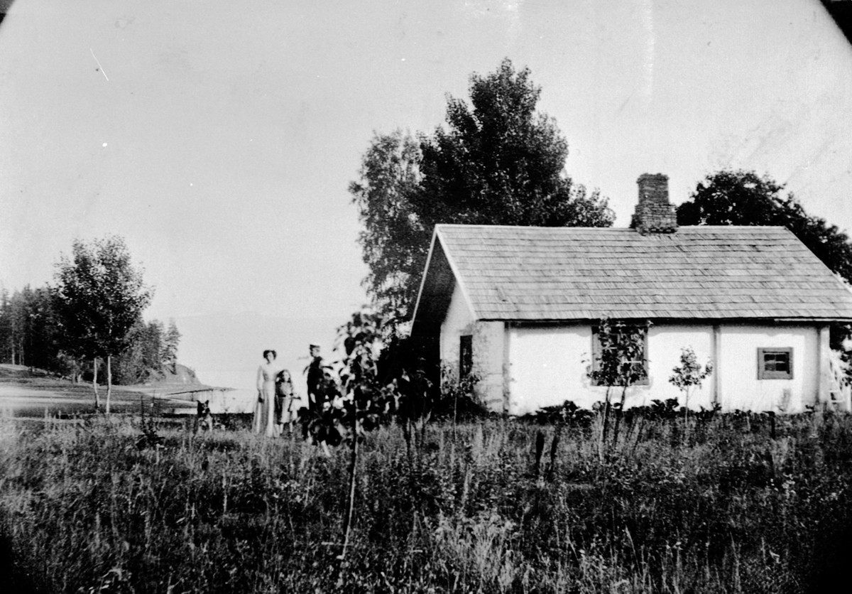 Ingeniør Fredrik Samuel Ingier f.1872 med kone Anna Benjamine Hoel f.1872 og datter Agnes f.1902 ved huset i Holmstøen, Hovinsholm, Helgøya.