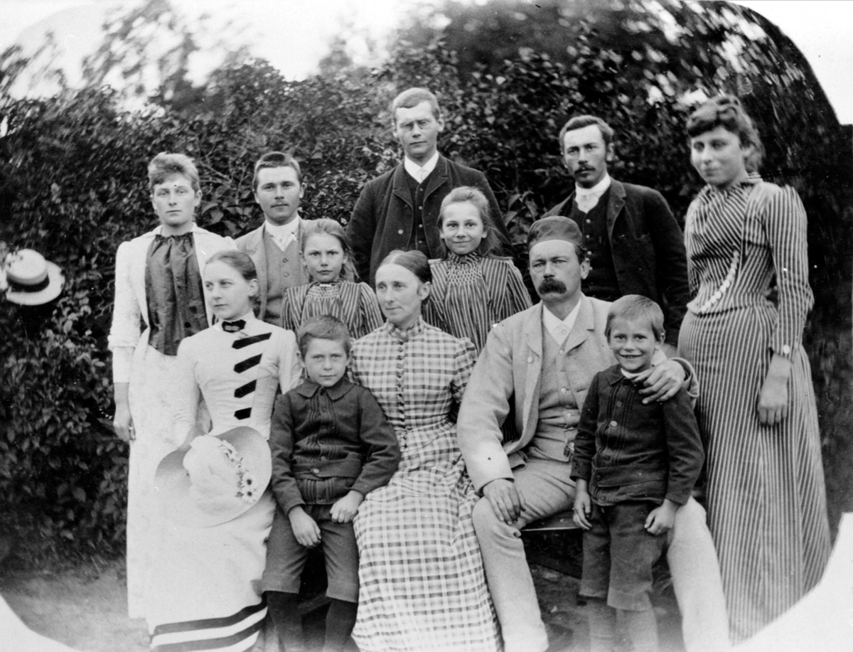 Familie på Hovinsholm, Helgøya. Sittende til venstre er Marie Mathilde Kobberstad f. 1865 (gift med Tolle), Gustav f.1884, Albertine Josefine Møller (1842-1926), Jacob Tollesen Hoel (1840-1905), Jacob Albert (1882-1919) på farens kne. Jentene i midten er til venstre Sigrid Pauline f.1880, Ragnhild Marie f.1877. Stående bak fra venstre er Lovise Ramm Hoel (1870-1899), Eilert Jørgen (1868-1928), Tolle (1865-1947), Johan Christian (1866-1942), Anna Benjamine f.1872.