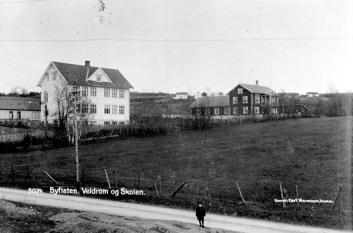 Postkort, Kirkekretsen skole og Veldrom forsamlingslokale på Byflaten, Veldre, Ringsaker.