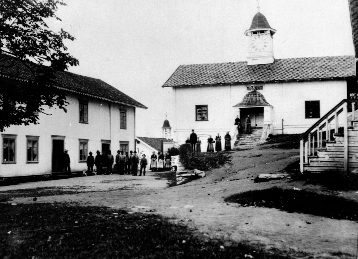Ringsaker, eksteriør, gardsbruk. Stein gård, Hovedbygning og stabbur med klokketårn. Mye folk på inntunet, fra før brannen i 1897, landhandel, i huset til høyre, med historie tilbake til 1723, fotografert av Nicolai Egeberg (1857-1918)