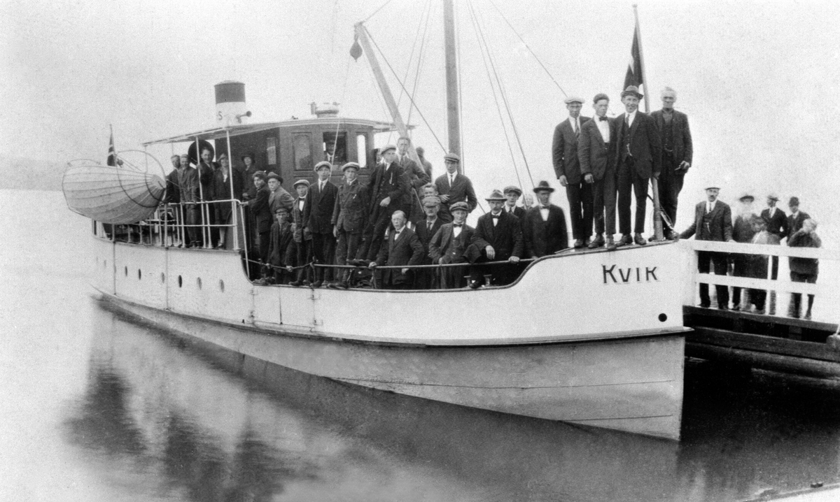 Helgøya Arbeiderforening på tur med mjøsbåten M.S. Kvikk. Klar for avreise ved Sundsbrygga. Nummer 2 fra høyre stående på båten er Trygve Linnerud. Nummer 2 fra høyre ned i båten er Rolf Lindby.