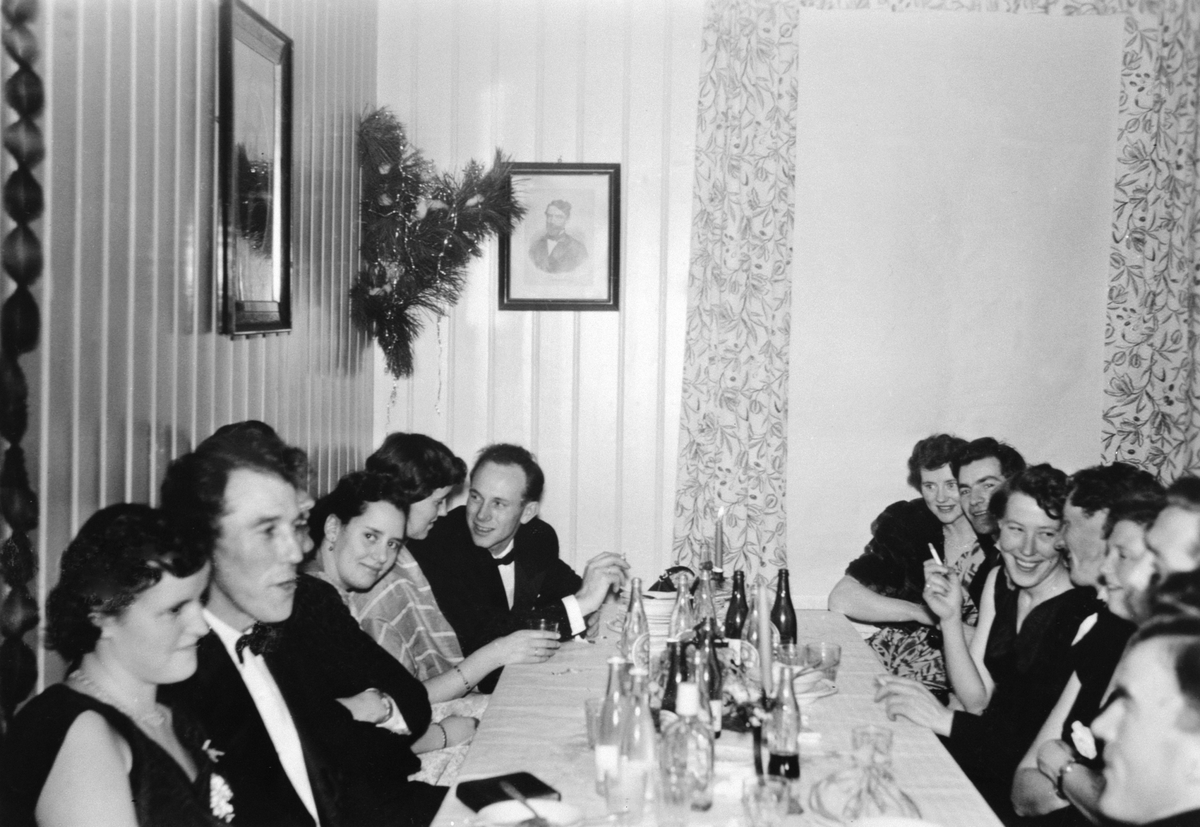 Ringsaker bondelag, nyttårsball, kaffestua,Tingvang. Fra venstre er Martha Røhrsveen, Kåre Bratberg, Tove Svennes, Ambjørg Røhrsveen, Anders Holen, Lisa Røhrsveen, Arne Lien, Eli Bratberg, Harald Bjørnstad.