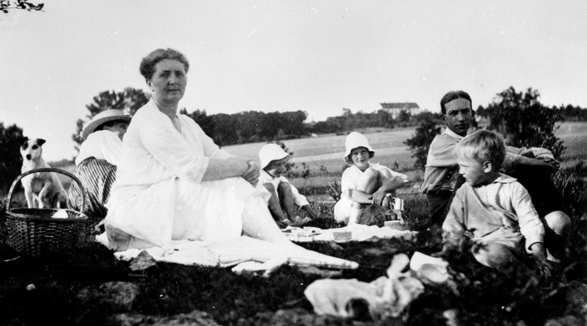 Familien Kildal på strandtur på "Skjæret", Hoel gård, Nes, Hedmark. Rittmester Karl Kildal d.y. (1882-1932) og hustru Margrete Boyesen f.1878.  Datteren Margrethe Lousie (Babs) i midten. Sammen med yngre slektninger.