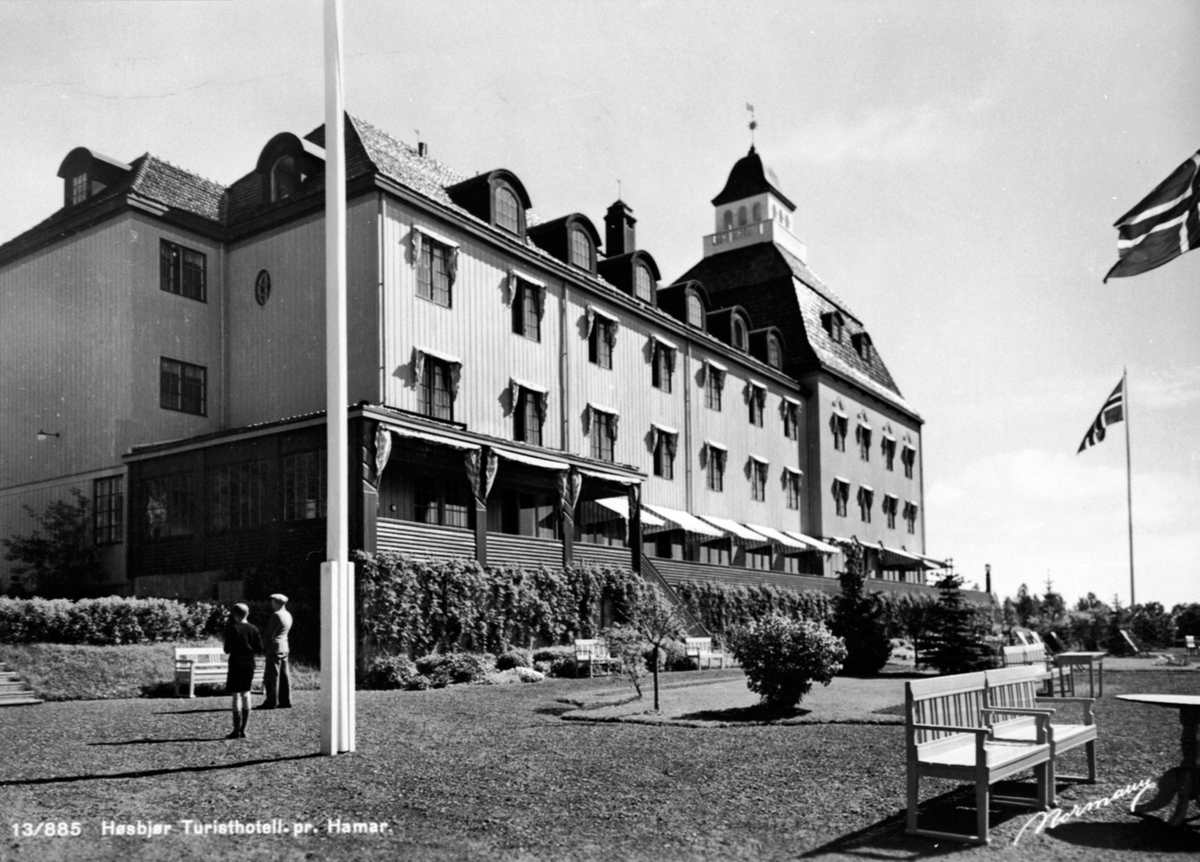 Eksteriør, Høsbjør Turisthotell, Furnes, park, flagg, folk, benk.