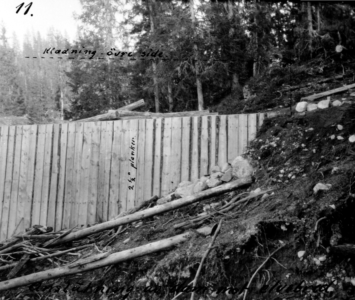 Bergsbu dambrudd, avslutning av dam mot elvebredden, kledning øvre side.