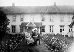 Eksteriør, hovedbygningen på Fossum, Nes, Hedmark. 3 damer v