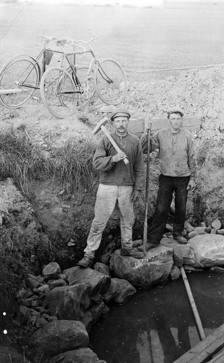 2 menn graver brønn, Johannes Melby og ukjent, graveredskap, Liberg, Nes, Hedmark.