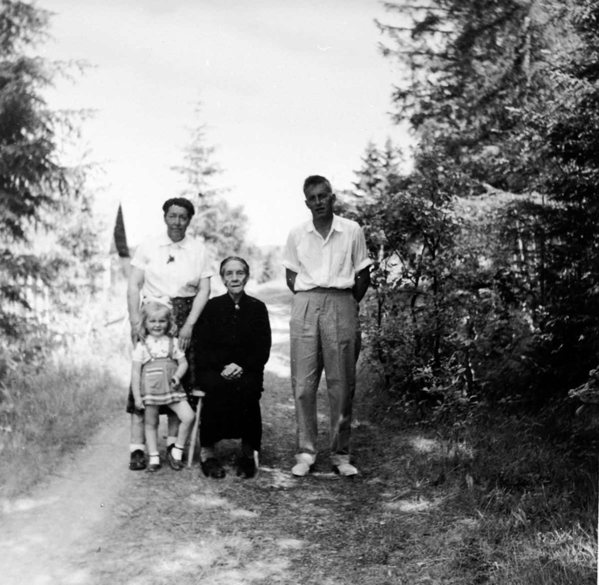 Ringsaker, Præstvægen, Prøysenstua, fire generasjone, fra venstre: Marie Knudsen (1903-1973) søster til Alf Prøysen, Mary Kristine Hagen (1952-), Julie Prøysen (1879-1961), Rolf Ove Hagen (1932-),