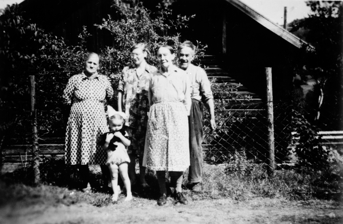 Ringsaker, Rudshøgda, Prøysentua ved Præstvægen, Julie Andreassen (1879-1961) og Olaf Andreassen (1880-1959), Julie Prøysen og Olaf Prøysen foreldre til Alf Prøysen, foran fra venstre: Mina Framdal, Kari Hagen, Julie og Olaf Prøysen. Foran Mary Kristine Hagen med katten Baldrian.